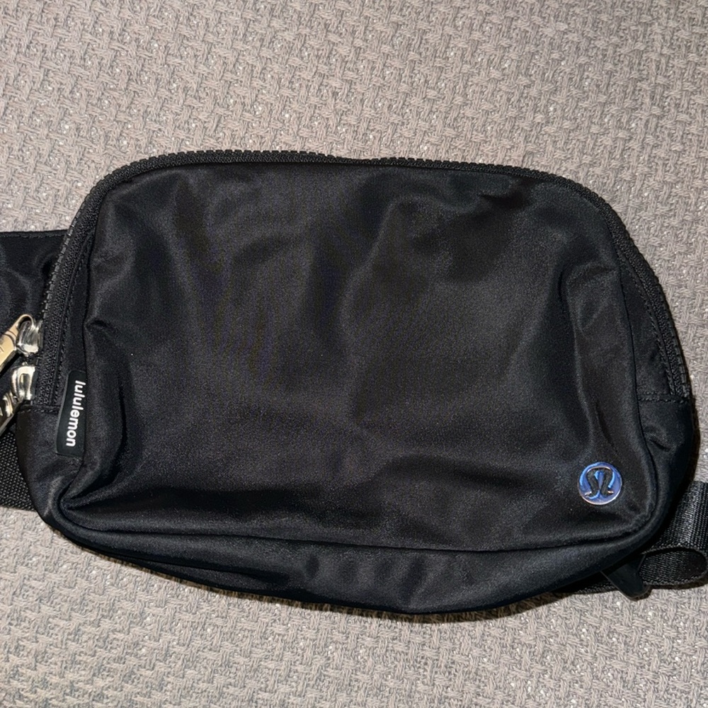 gently used lululemon 2L belt bag
